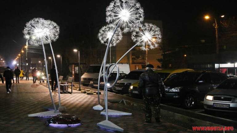 На вінницькій вулиці з`явились &laquo;Кульбабки&raquo;, що сяють уночі