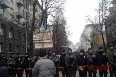 В річницю революції до Генпрокуратури принесли могильну плиту, а Президенту передали шість тисяч питань