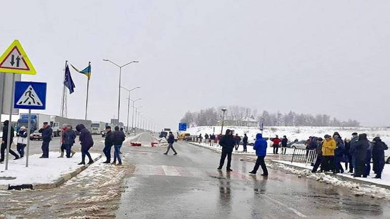 Протести на Львівщині: щоб бути почутими, люди блокують пункти пропуску на кордоні з Польщею