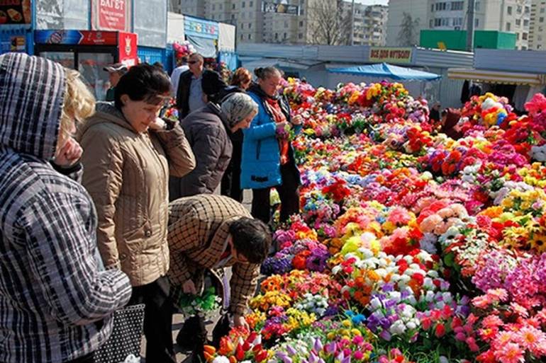 Чи потрібні на могилах штучні квіти? 
