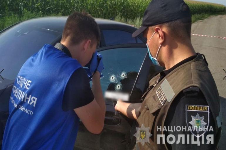 На автодорозі Київ-Харків розстріляли Mercedes-Benz