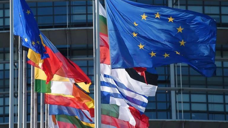 Українцям дозволили подорожувати у 23 країни