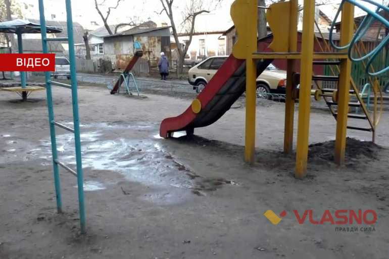 дитячий майданчик фото