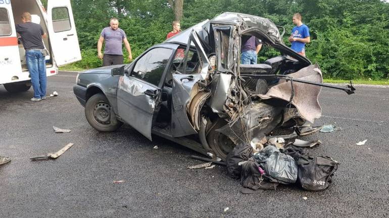На Вінниччині вантажівка зім&rsquo;яла легковик (ФОТО, ВІДЕО)