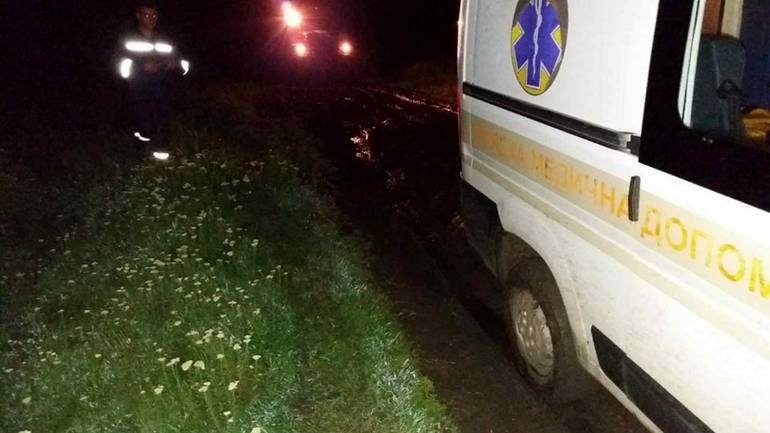 На Вінниччині на розмитій дощами дорозі застрягла "швидка"