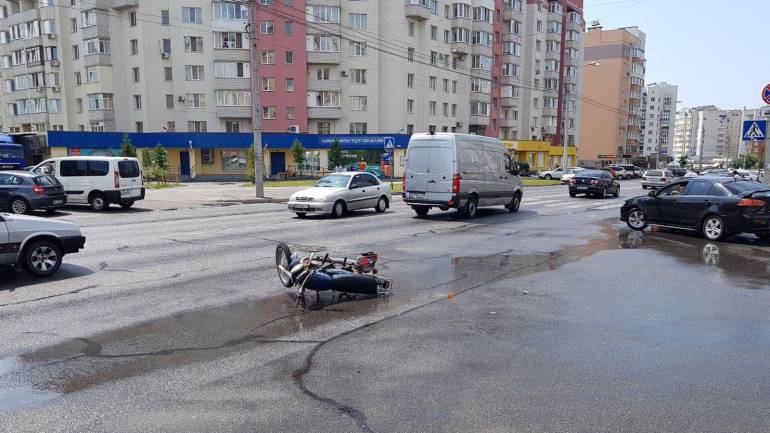 Чергове ДТП на Зодчих: мотоцикліст відлетів на п&rsquo;ять метрів після удару (ВІДЕО)