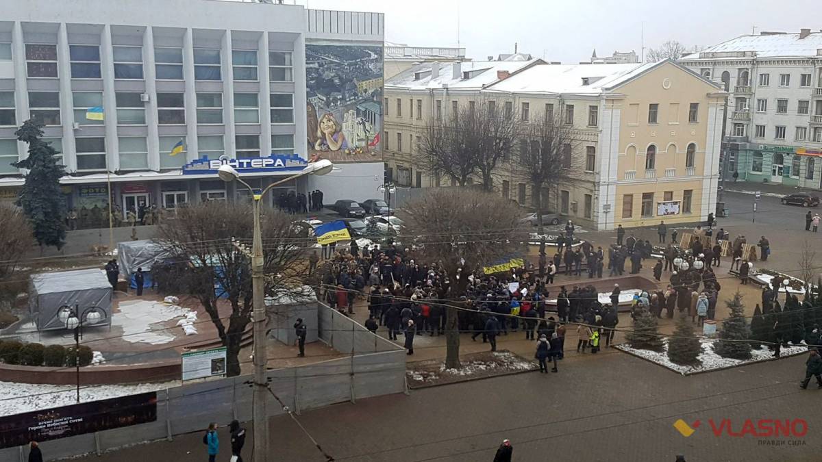 У Вінниці на майдані, де знесли пам'ятник Шевченку, зібралось міське віче (ОНЛАЙН-ТРАНСЛЯЦІЯ)