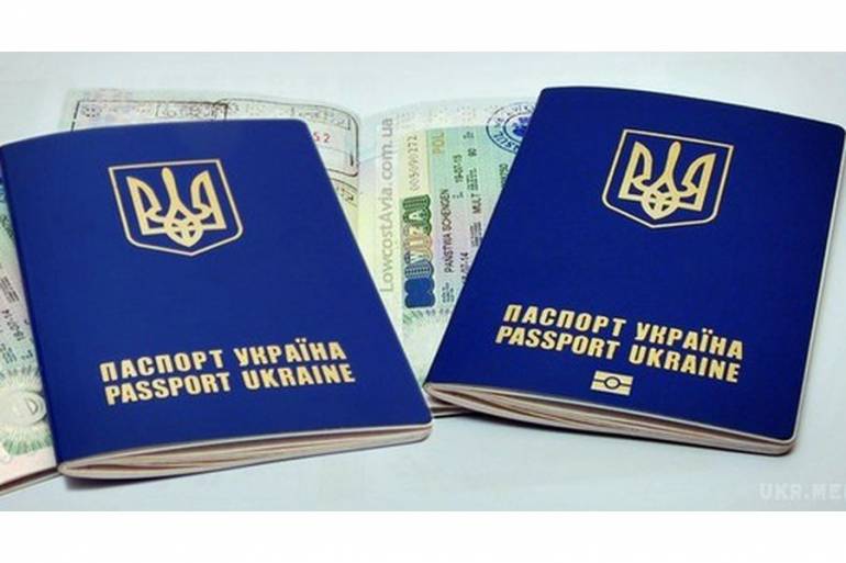 Вінничани знов у черзі за закордонними паспортами 