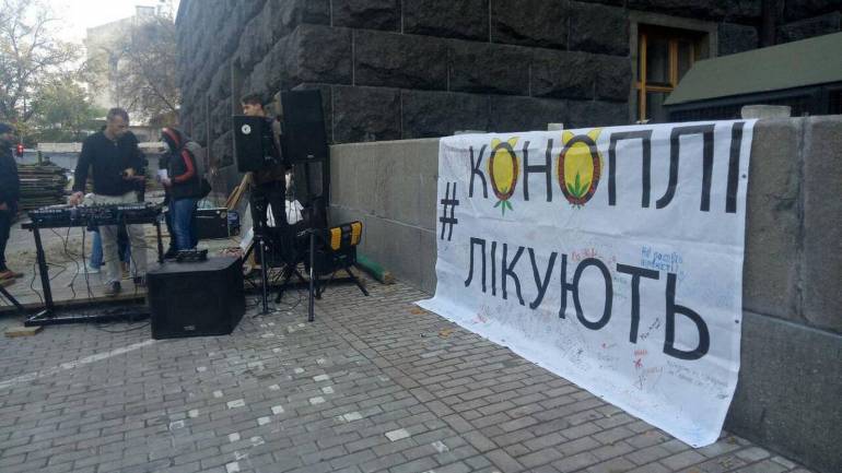 Активісти вийшли на конопляний Марш Свободи під Кабмін