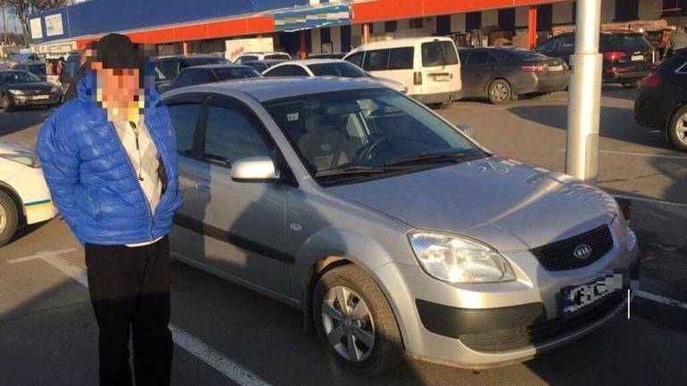 Іноземець намагався обікрасти автомобіль на парковці у Вінниці