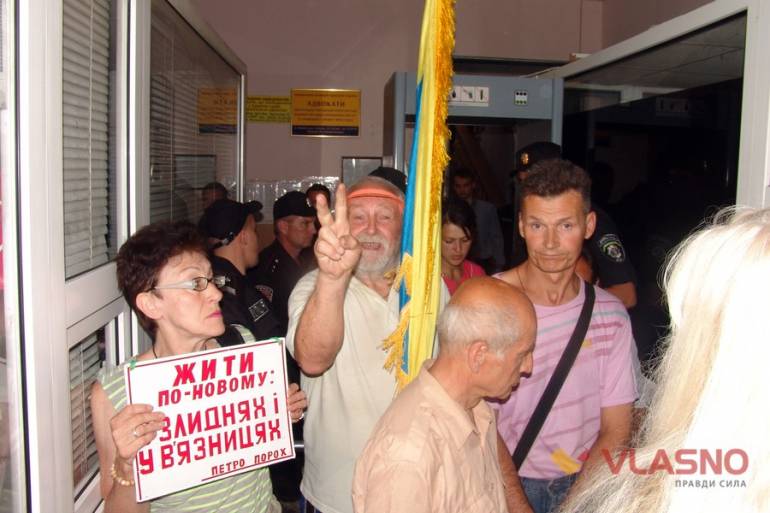 Прихильники Хорта заблокували вхід до суду фото
