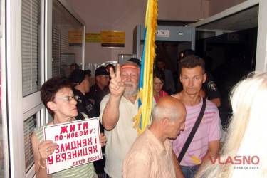 Прихильники Хорта заблокували вхід до суду фото