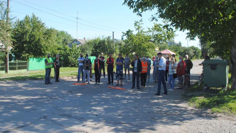 У Барі люди перекрили вулицю, щоб не їздили перевантажені фури