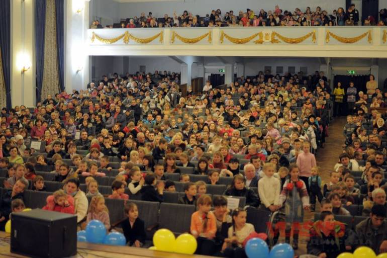Святий Миколай у Вінниці надарував дітям смачних подарунків