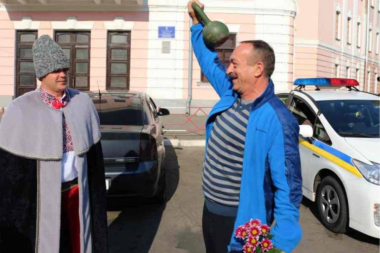 інспектор-козак втає вінницьких водіїв фото