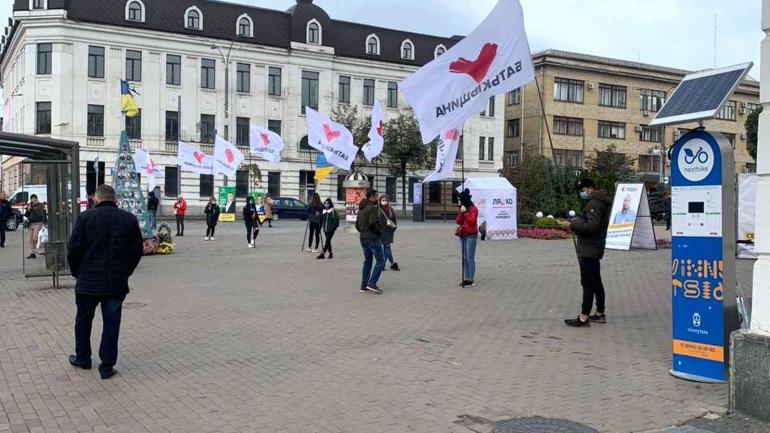 У Вінниці тітушки політичних конкурентів поламали прапори &laquo;Батьківщини&raquo;