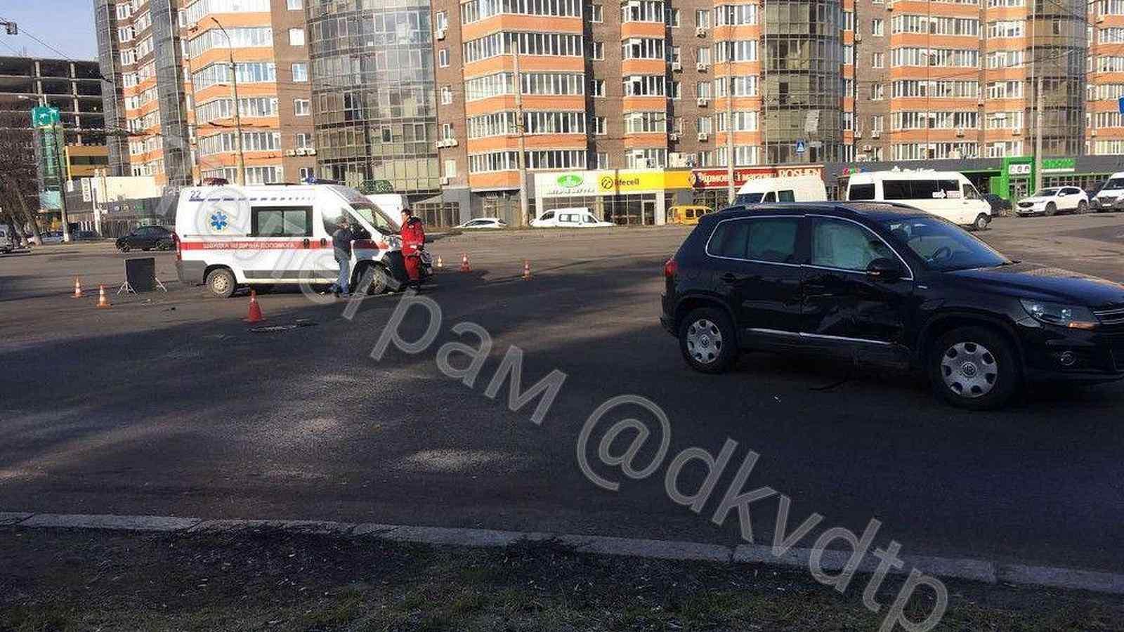 У Вінниці на перехресті зіштовхнулася &laquo;швидка&raquo; та Фольксваген