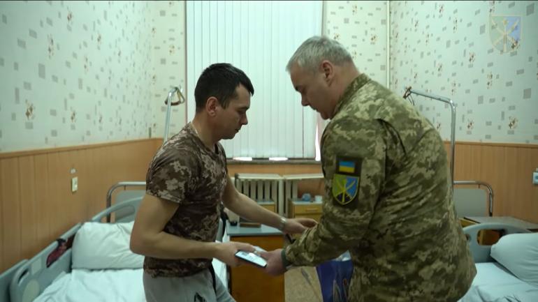 Нагороди з рук генерала отримали військові, які проходять лікування (ВІДЕО)