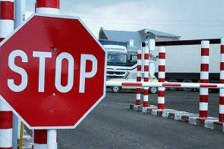 блокада російських вантажівок фото