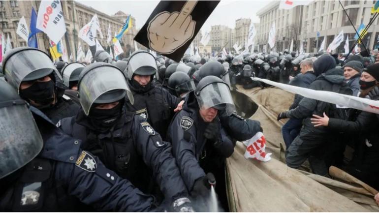 Поліцейським на Майдані обпалили очі: ФОПи вийшли проти локдауну