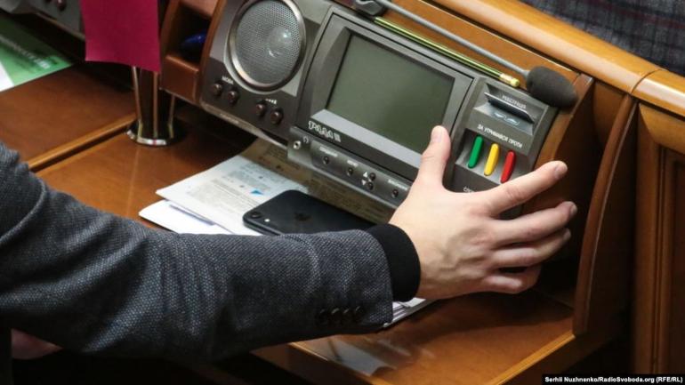 Депутатів кнопкодавів каратимуть суворіше: збільшать розмір штрафу