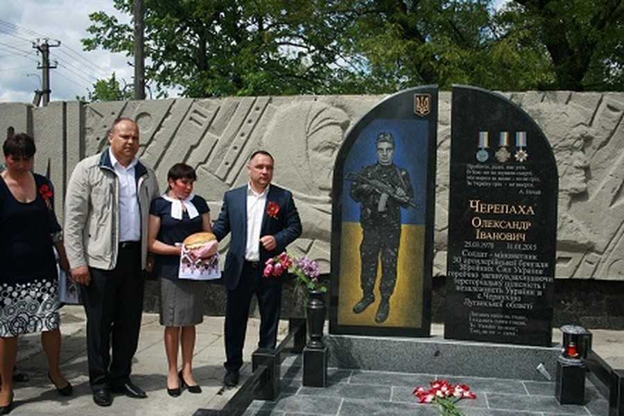 відкриття меморіалу загиблому АТОвцю Олександру Черепасі фото