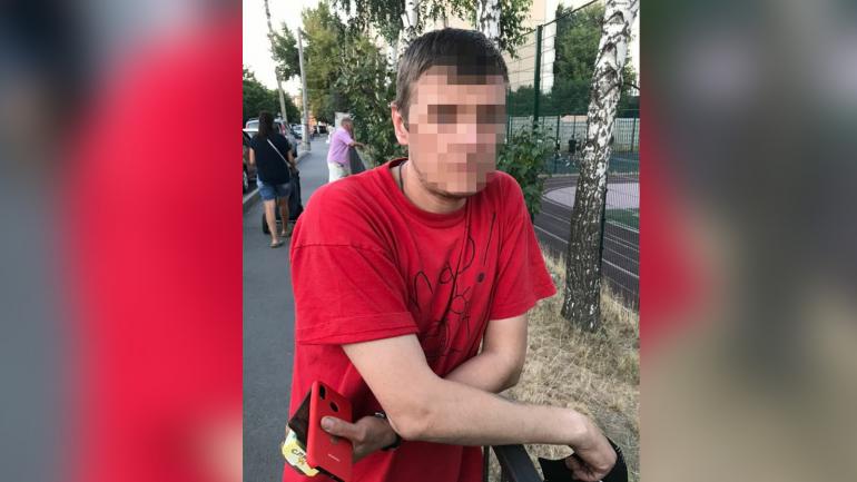 У Вінниці патрульні випадково затримали ймовірного грабіжника з наркотиками та зброєю