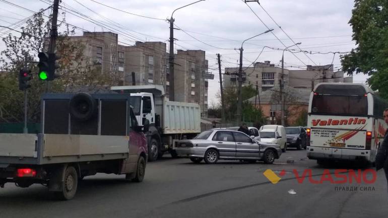 У Вінниці легковик врізався в рейсовий автобус