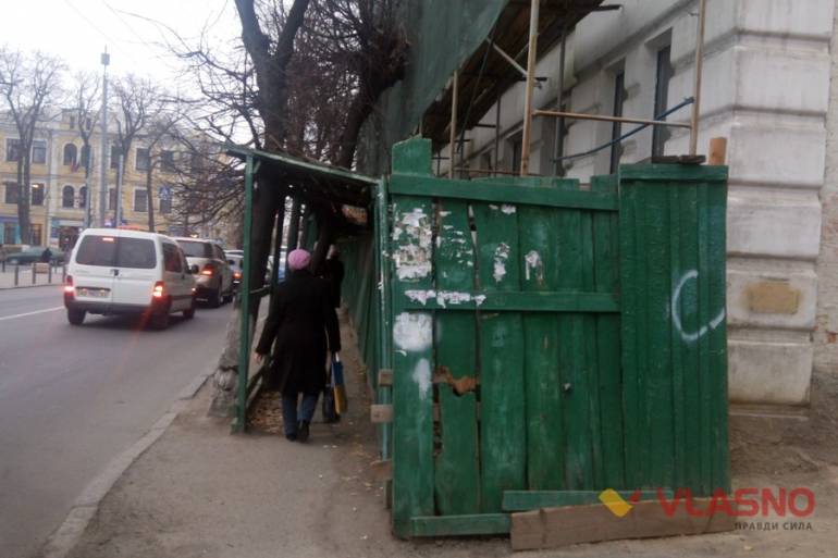 паркан на вулиці Театральна у Вінниці фото