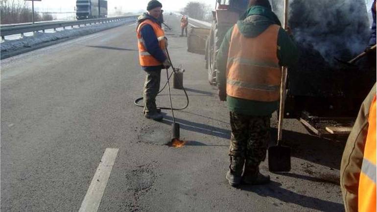 На Вінниччині потроху ремонтують автомобільні шляхи