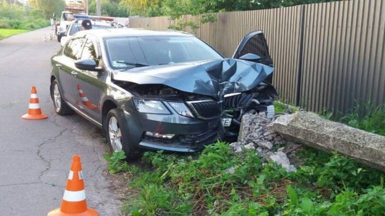 На Вінниччині автомобіль з пасажирами в&rsquo;їхав в електроопору