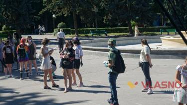 У масках, рукавичках та з температурним скринігом: як у Вінниці відзначали День молоді