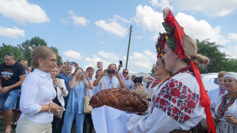 На Вінниччині Юлія Тимошенко просила селян не продавати свої паї