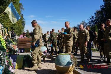 загиблих вінницьких кіборгів Сергія Зулінського і Леоніда Шевчука вшанували їх пам'ять на Центральному міському кладовищі фото