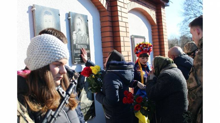 меморіальна дошка атовцю в Гайсині фото