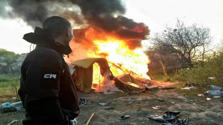 У Києві націоналісти розігнали табір ромів на Лисій горі та спалили їхні намети