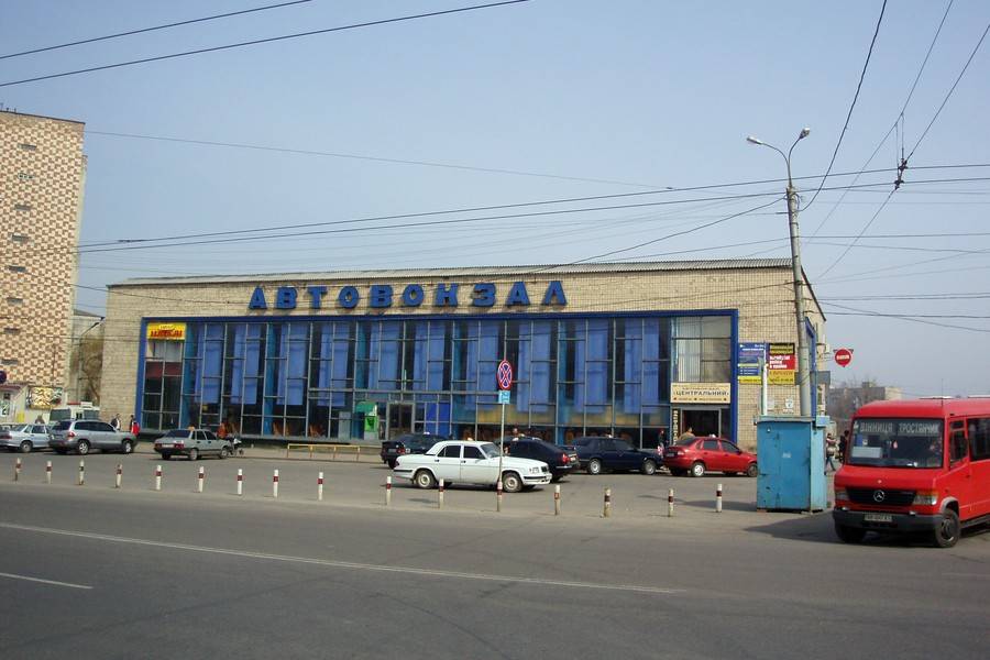 Через підвищення цін на білети, пасажири пересідають на попутки 