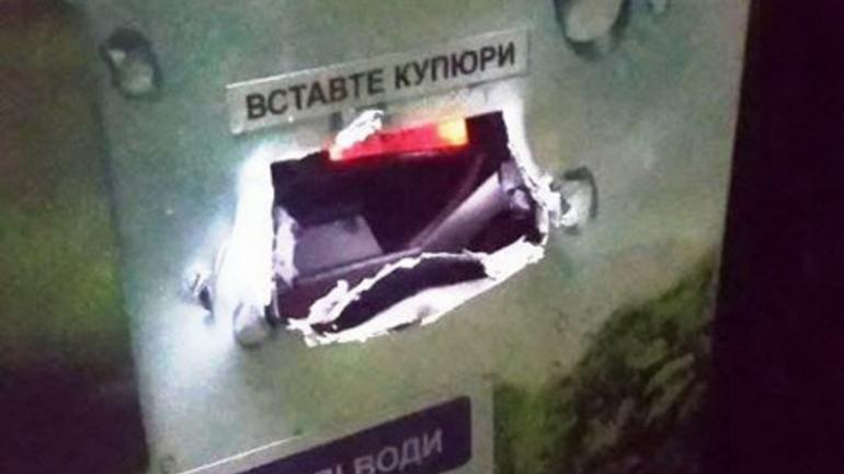 У Вінниці затримали 3х молодиків, серед яких є неповнолітній, які викрали гроші з автомату питної води
