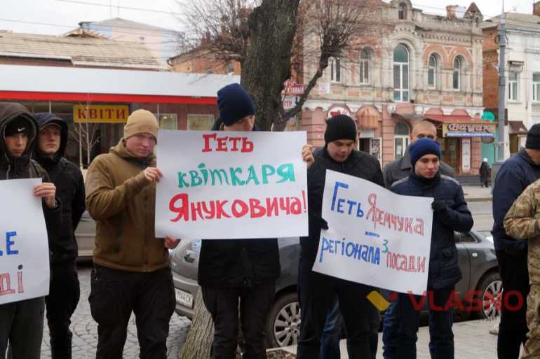Вінницькі депутати влаштували акцію протесту проти скандального опоблоківця (ФОТО, ВІДЕО)