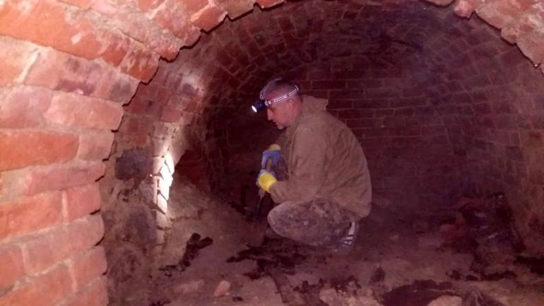 Вінницькі дослідники виявили &laquo;капсулу часу&raquo; у підземеллі на Монастирській (ВІДЕО)