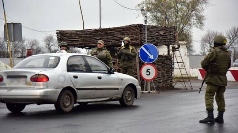 Більше 400 автомобілів скупчилося на пунктах пропуску в зоні АТО