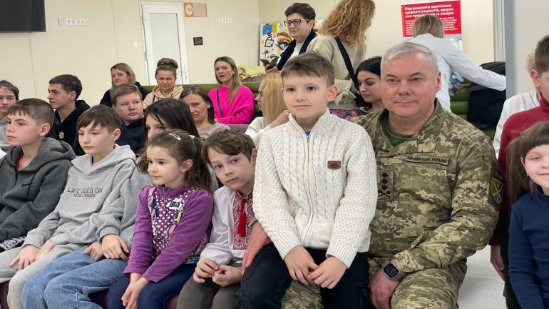 Маленькі пацієнти "Охмадиту" отримали подарунки від Сергія Наєва та українських військових