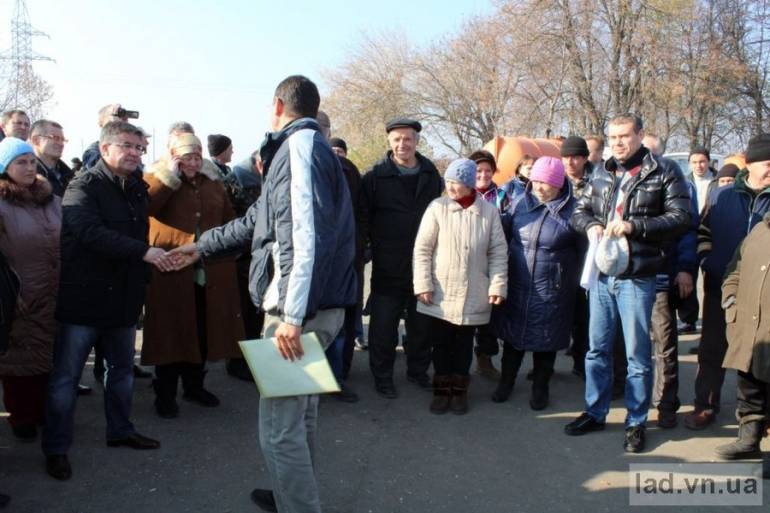 протест через будівництво курників у Четвертинівці фото