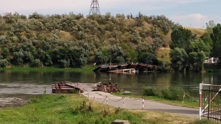 На відрізаній через повені Ямпільщині відремонтували поромну переправу