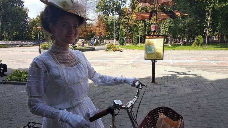 Вінничанка Міла Поворознюк одягається по моді ХІХ &ndash; початку ХХ сторіччя