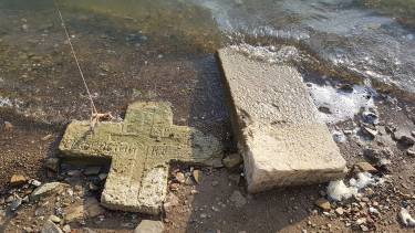 Хрести старовинного кладовища омивають води Дністра