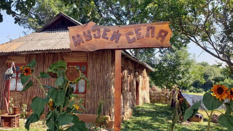 На Вінниччині селяни за три місяці з покинутої хати "зліпили" музей (ФОТО)