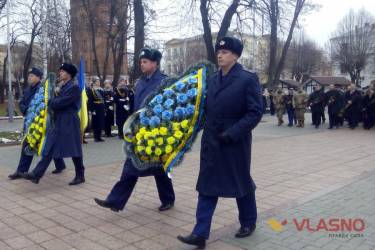покладання квітів біля Меморіалу Слави з нагоди відзначення Дня Збройних сил України у Вінниці фото