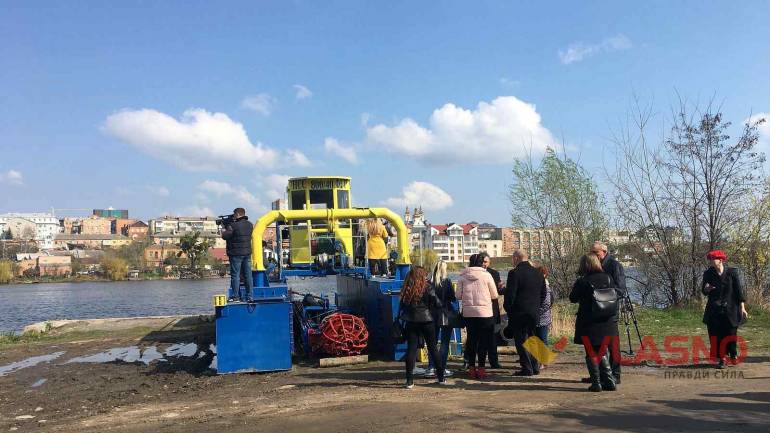 Потужний земснаряд для очистки водойм запустили у Вінниці