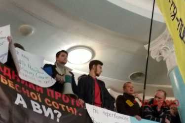 Позачергова сесія Вінницької обласної ради: між активістами виникла словесна сутичка
